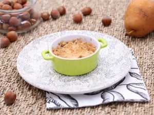 Crumble aux poires et aux noisettes