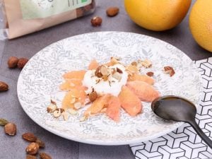 Suprêmes de pomelos et chantilly aux fruits secs