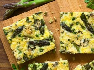 Omelette aux asperges des bois