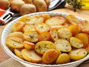Pommes de terre nouvelles et oignons nouveaux sautés au thym