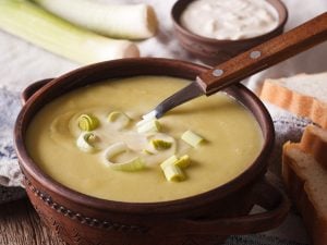 Soupe d’orge aux poireaux et pommes de terre