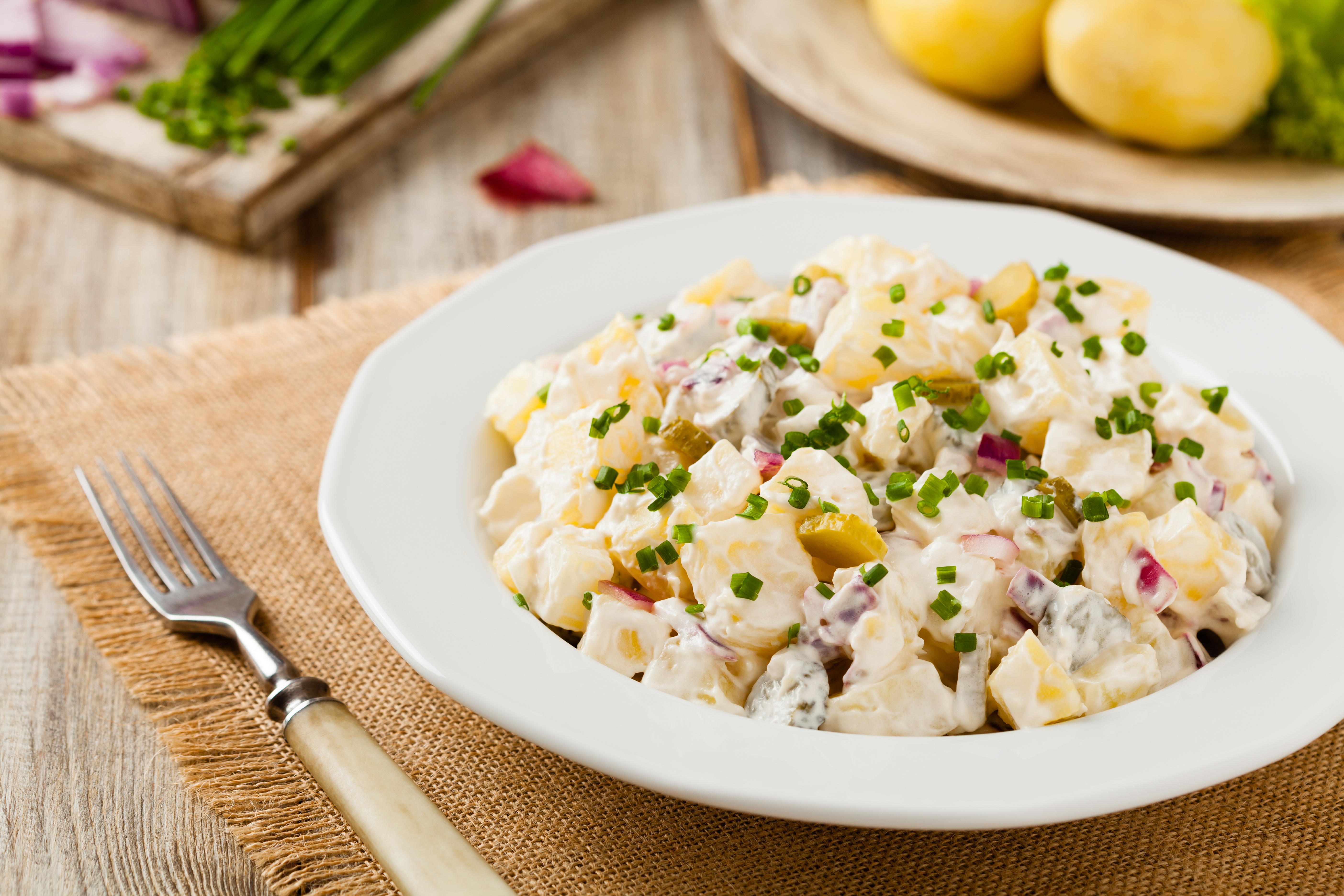 Salade fraîche de concombre et pommes de terre nouvelles