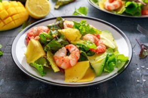 Salade de mangue, crevettes et noix de cajou