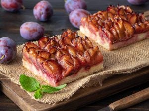 Tarte aux prunes vanillée