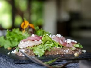 Bruschetta de laitue et jambon cru