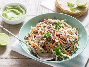 Coleslaw aux pommes et raisins secs