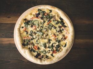 Pizza aux épinards et artichauts