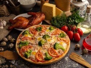 Pizza brocoli, poulet et poivron