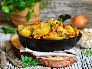 Poêlée pommes de terre aux girolles et chanterelles