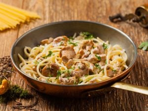 Spaghetti aux girolles, ail et persil