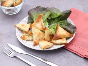 Samoussas aux fanes de navets, chèvre et curry