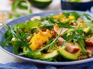Salade avocat et mangue grillée