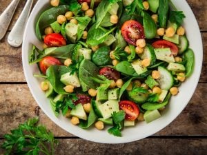 Salade de jeunes pousses d’épinards, betterave et noix