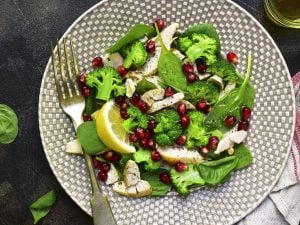 Salade de jeunes pousses d’épinards, grenade et poulet