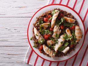 Salade lentilles, poulet et mangue