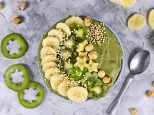 Smoothie bowl au chou kale, banane et kiwi