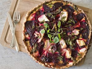 Tarte betterave, roquefort et noisettes