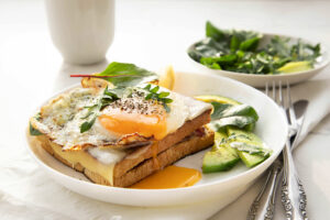 Croque-madame, avocat, emmental et poivron