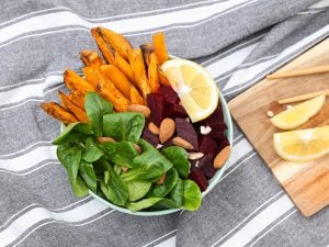 Buddha bowl à la mâche, aux betteraves, et frites de patates douces