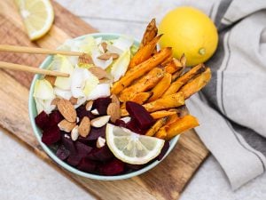 Buddha bowl aux betteraves, endives et frites de patates douces