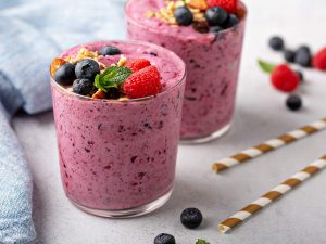 Smoothie mandarine banane fruits rouges