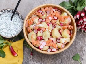 Salade de pommes de terre, truite fumée et radis