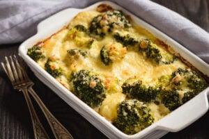 Gratin de brocolis et oignons rouges