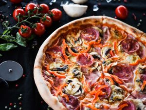 Focaccia aux artichauts, oignons rouges et mozzarella