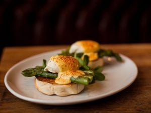 Muffins anglais, asperges rôties et oeuf