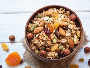 Granola aux dattes, amandes et noix