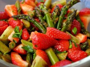 Salade d’asperges aux fraises