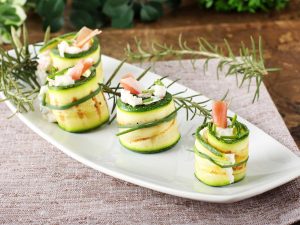 Roulés de courgette, jambon cru et mozzarella