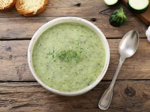 Soupe froide de courgettes à la menthe