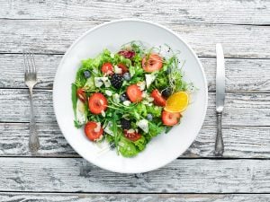 Salade de fraises et laitue