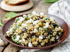 Salade de quinoa, artichauts et feta