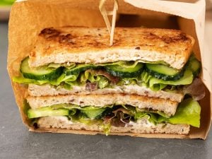 Sandwichs au concombre et fromage frais