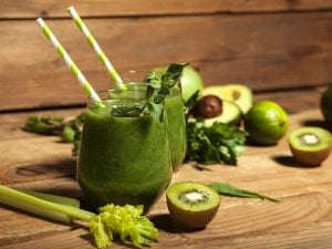Smoothie kiwi et céleri-branche