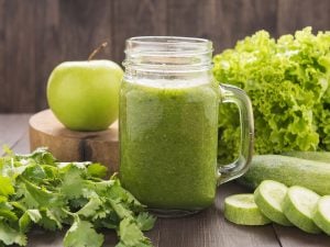 Smoothie concombre, pomme et salade