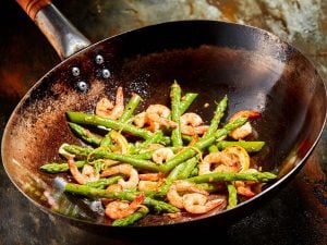 Wok de crevettes aux asperges