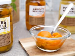 Conserve artisanale de pêches au sirop