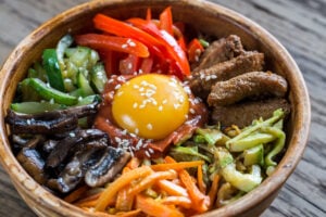 Bibimbap aux courgettes, carottes, épinards et shiitakés