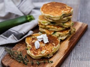 Pancakes salés à la courgette et au chèvre