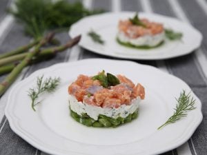 Tartare d’asperges, saumon et fromage frais