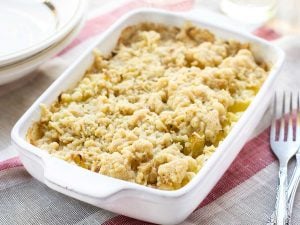 Crumble aux courgettes, saumon et parmesan