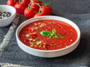 Gaspacho de céleri-branche, tomate et menthe