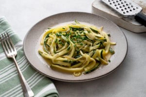 Spaghettis de courgettes et crème de parmesan