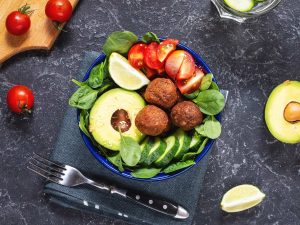 Buddha bowl croquant aux tomates cerises et ses falafels