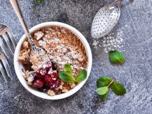 Compote fraise-rhubarbe et son crumble