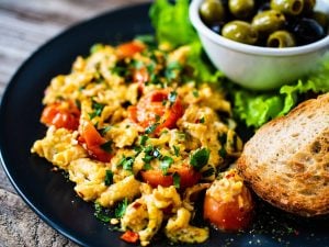 Oeufs brouillés aux tomates cerises et à la feta
