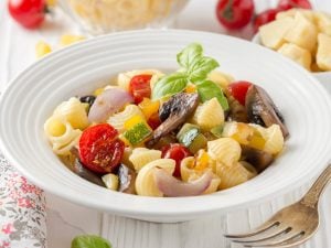 Salade de pâtes aux tomates cerises et champignons de paris